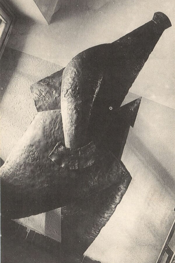 pohlednice s dílem Petra Císařovského: Chodec (1989); foto: A. Mynář